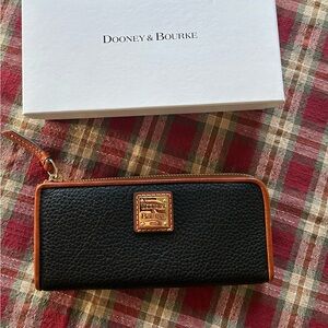 Dooney and Bourke Pebble Grain Zip Clutch